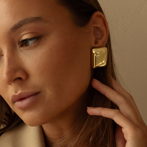 Asymetryczne złote kolczyki Miroir N°3