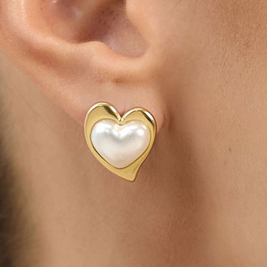 Złote kolczyki serca z perłami