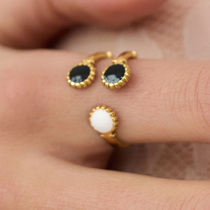 Złoty regulowany pierścionek z czarną i białą emalią