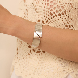 Srebrna sztywna bransoletka